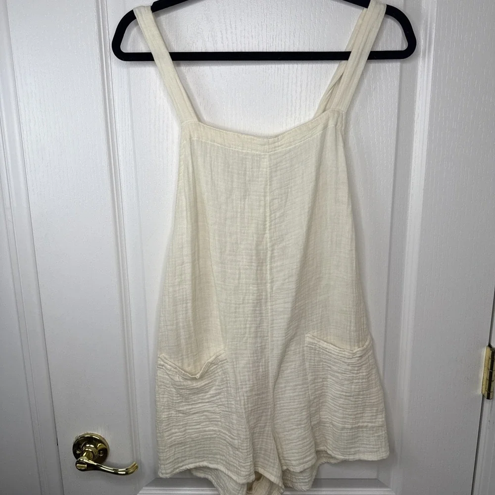 Xhilaration Womens Medium Ivory Gauze Romper Pockets Cross Strap